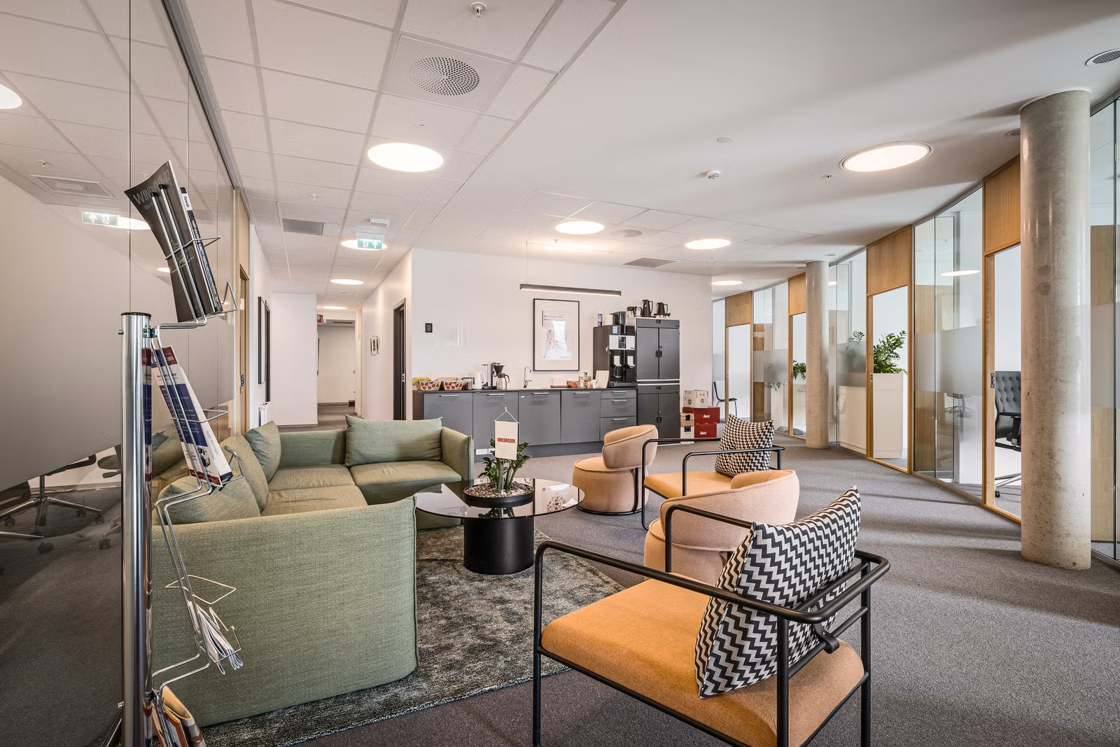 Fremtidsrettede kontorer i moderne næringsbygg strategisk plassert ved ...
